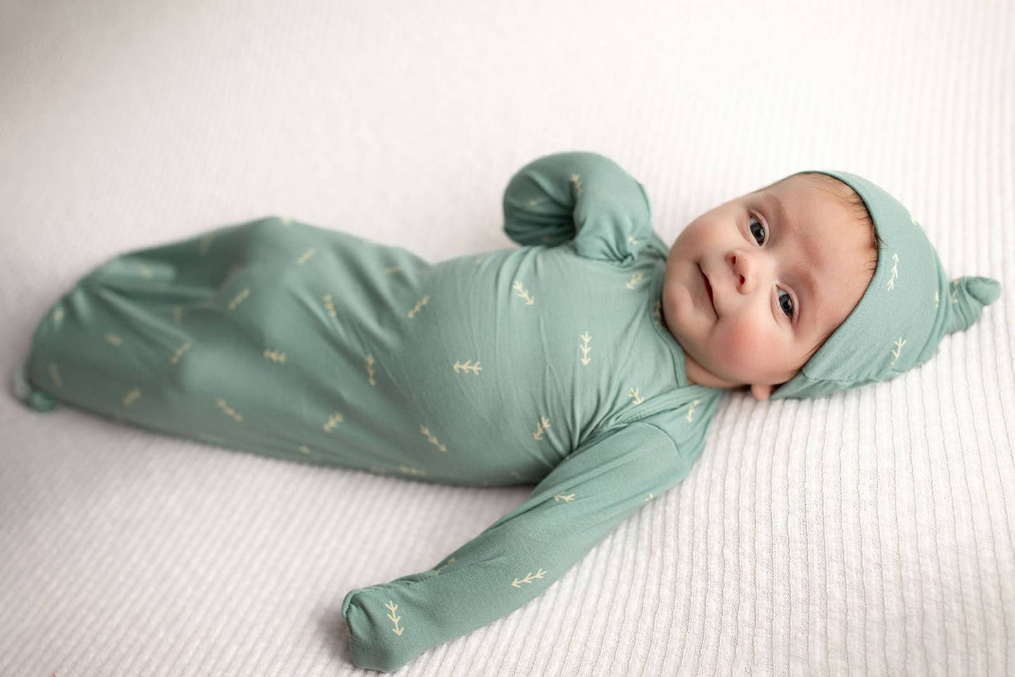 Arrow Print Knotted Newborn Baby Gown Pajamas & Hat