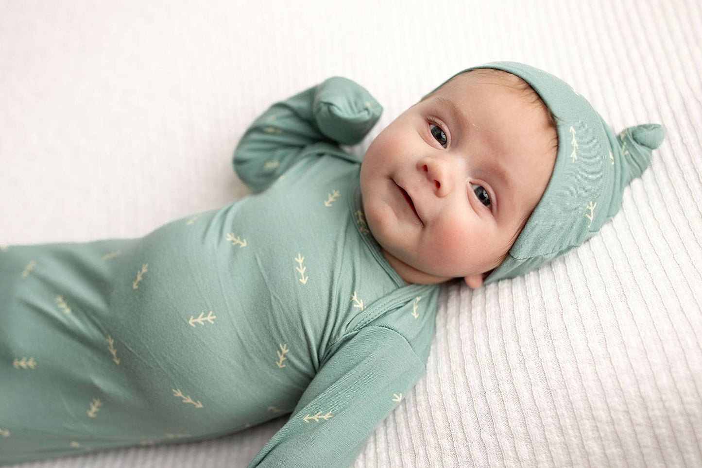 Arrow Print Knotted Newborn Baby Gown Pajamas & Hat